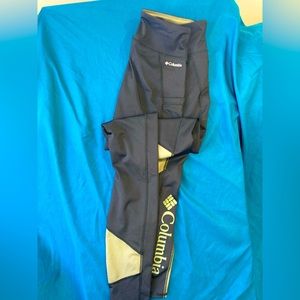 Woman’s workout legging, Columbia. Very dark grey with olive green details.